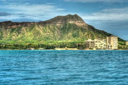 Le cratère de Diamond Head et les tours de Waikiki au bord de l'océan, à Honolulu