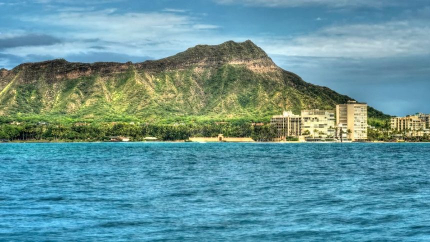 Le cratère de Diamond Head et les tours de Waikiki au bord de l'océan, à Honolulu