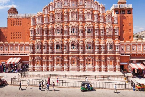 La façade rose du Hawa Mahal, le palais des Vents de Jaipur, au Rajasthan