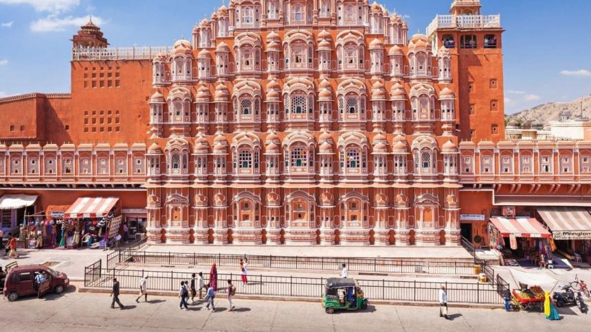 La façade rose du Hawa Mahal, le palais des Vents de Jaipur, au Rajasthan