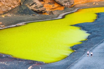 Le Lago Verde, lagon vert bordé de sable volcanique noir, à El Golfo sur l'île de Lanzarote
