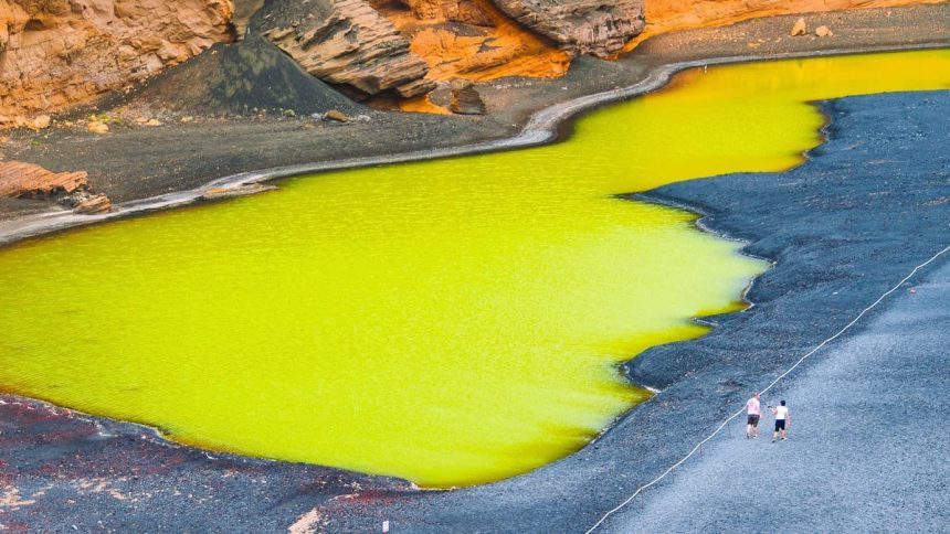 Le Lago Verde, lagon vert bordé de sable volcanique noir, à El Golfo sur l'île de Lanzarote